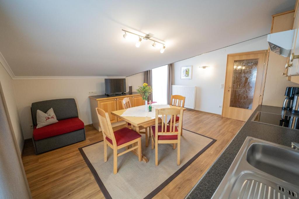 Posedenie v ubytovaní Haus Kössler