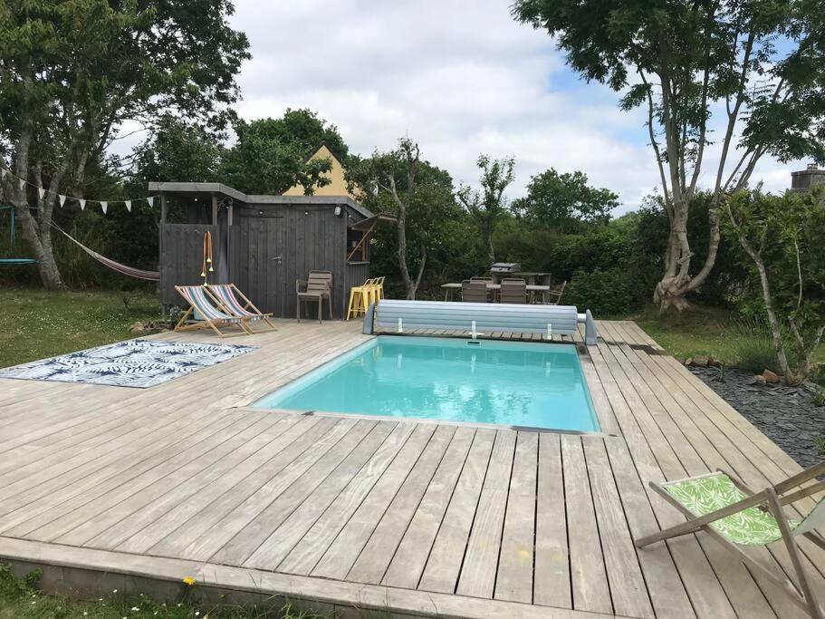 einen Pool auf einer Holzterrasse mit einem Haus in der Unterkunft Petite maison bretonne : P'ty Penty in Plougastel-Daoulas
