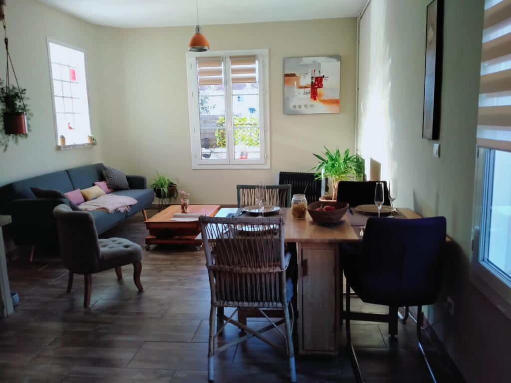 - un salon avec une table et des chaises dans l'établissement Gure Doya, à Billère