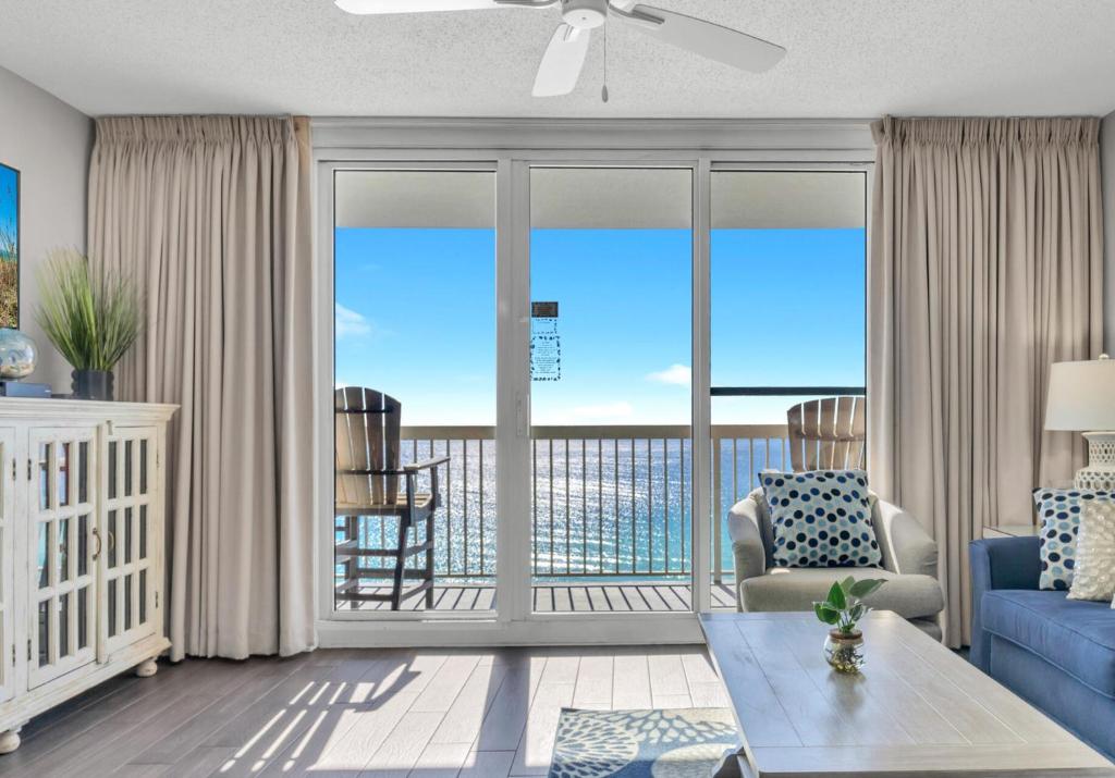 uma sala de estar com vista para o oceano em Pelican Beach Resort Unit 1109 em Destin