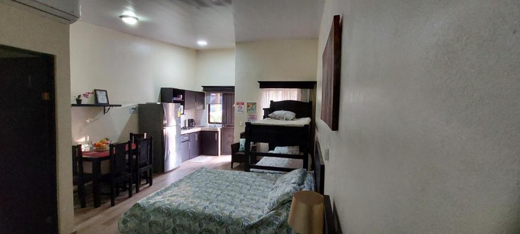 a small room with a bed and a kitchen at Villa jr 4 by Villas Oasis Guacalillo in Tarcoles