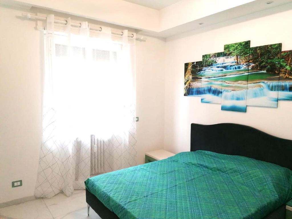 ein Schlafzimmer mit einem Bett und einem Wandgemälde in der Unterkunft Casa vacanze Domus Magnifica in Rom