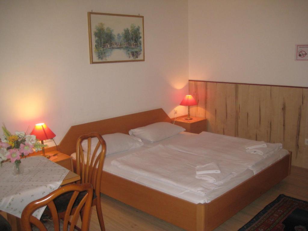 Posteľ alebo postele v izbe v ubytovaní HappyHostel