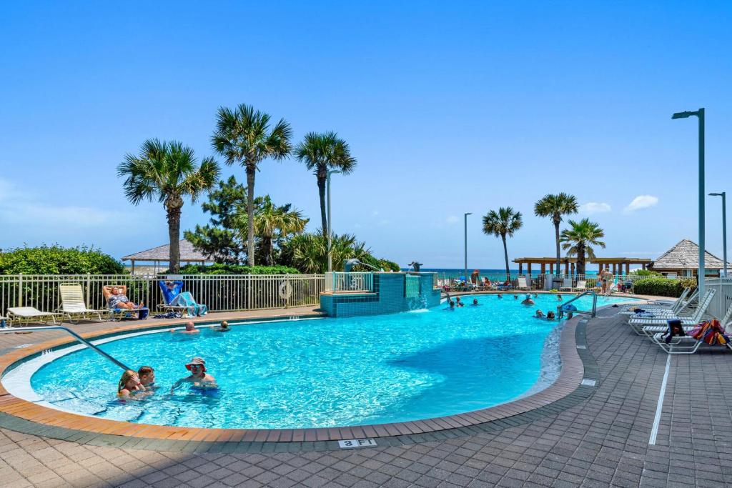 Bazén v ubytování Pelican Beach Resort Unit 1109 nebo v jeho okolí