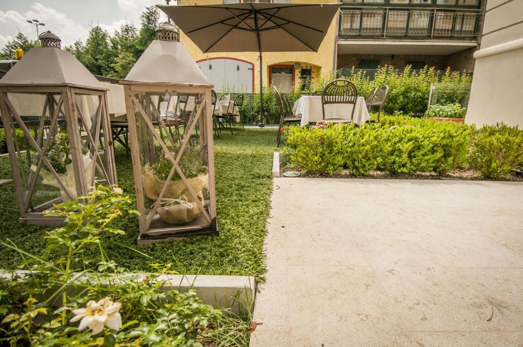 A garden outside Hotel Villa Maranello