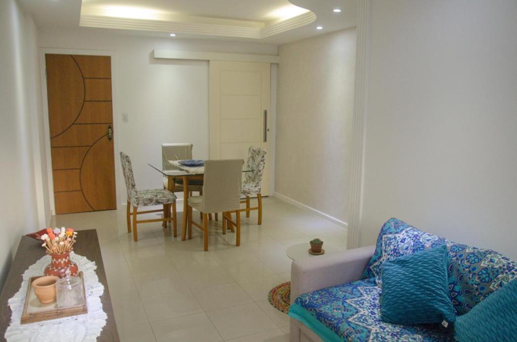 een woonkamer met een bank en een tafel bij Ap centro Convenções 3Q in Salvador
