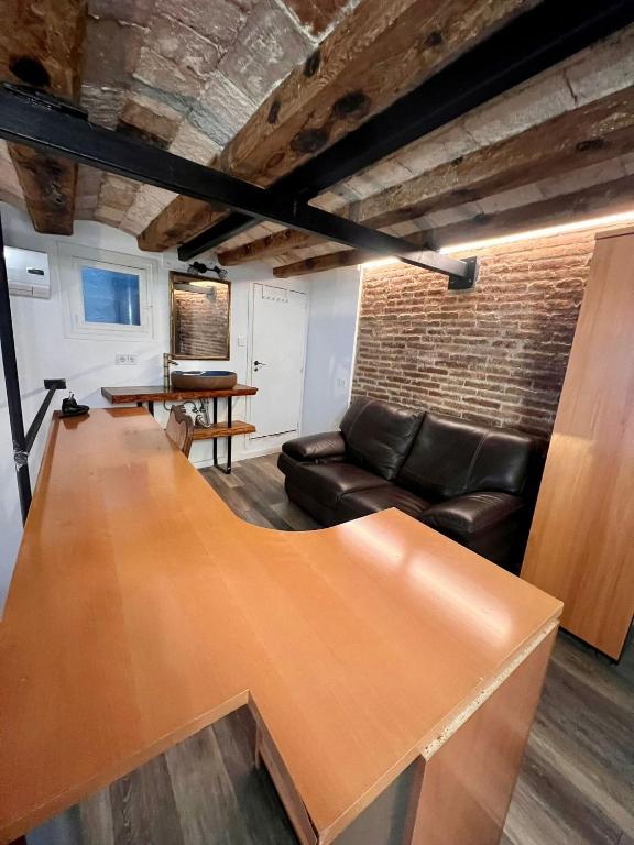 uma sala de estar com uma mesa e um sofá em HABITACIÓN PARA DOS EN BARCELONA em Barcelona
