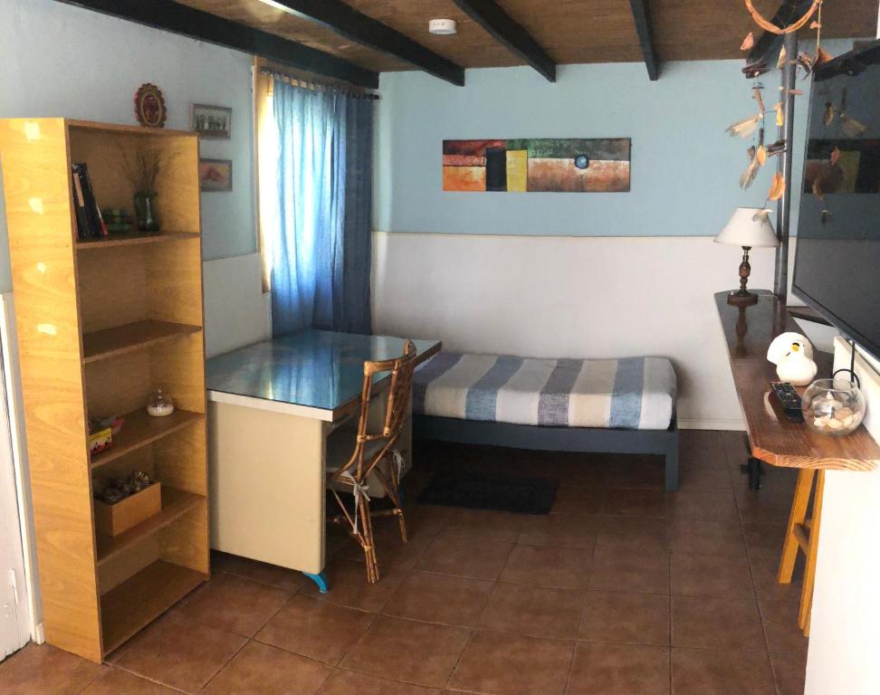 a small room with a desk and a bed at Dto tres personas mas elegido wifi libre-acepta mascotas-parrilla-piscina-reposeras-terraza solarium in Mar del Plata