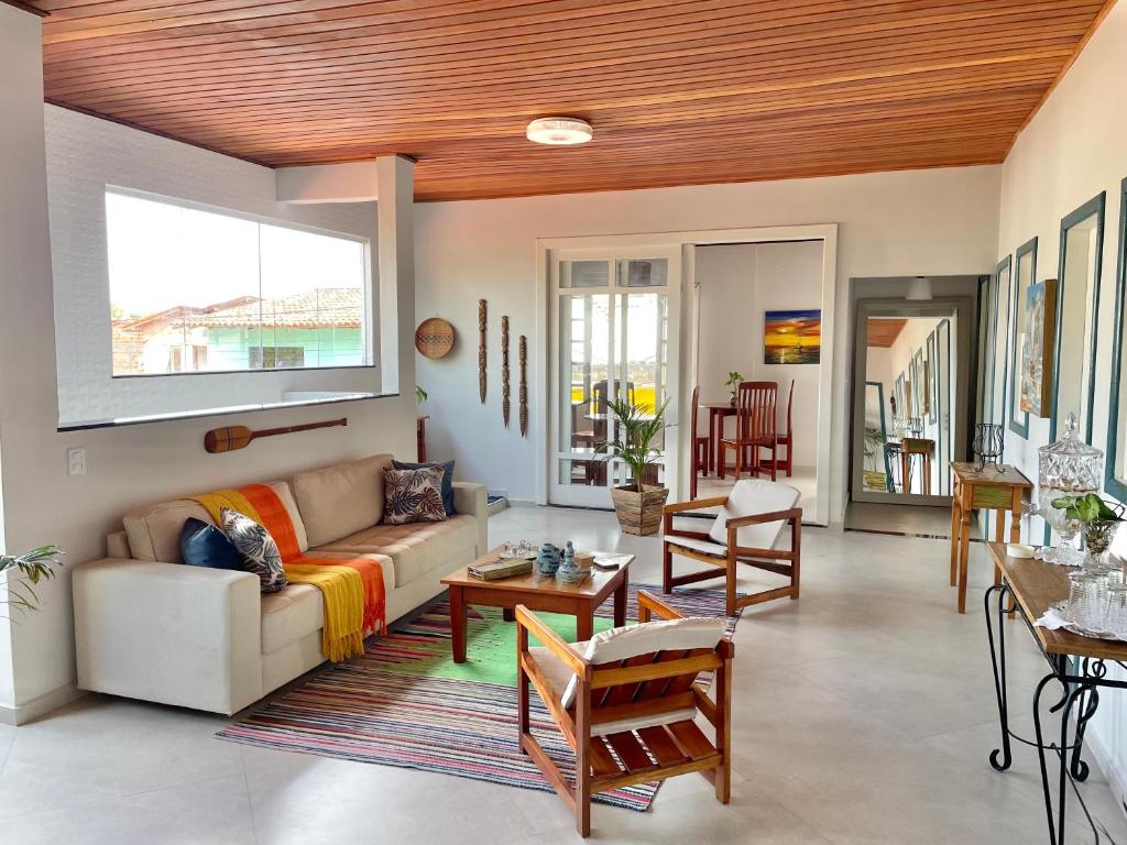uma sala de estar com um sofá e uma mesa em Pousada Divina Vila na Ilha de Boipeba
