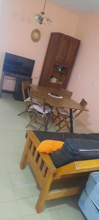 une salle à manger avec une table, un banc et une table dans l'établissement Ph, à Las Toninas