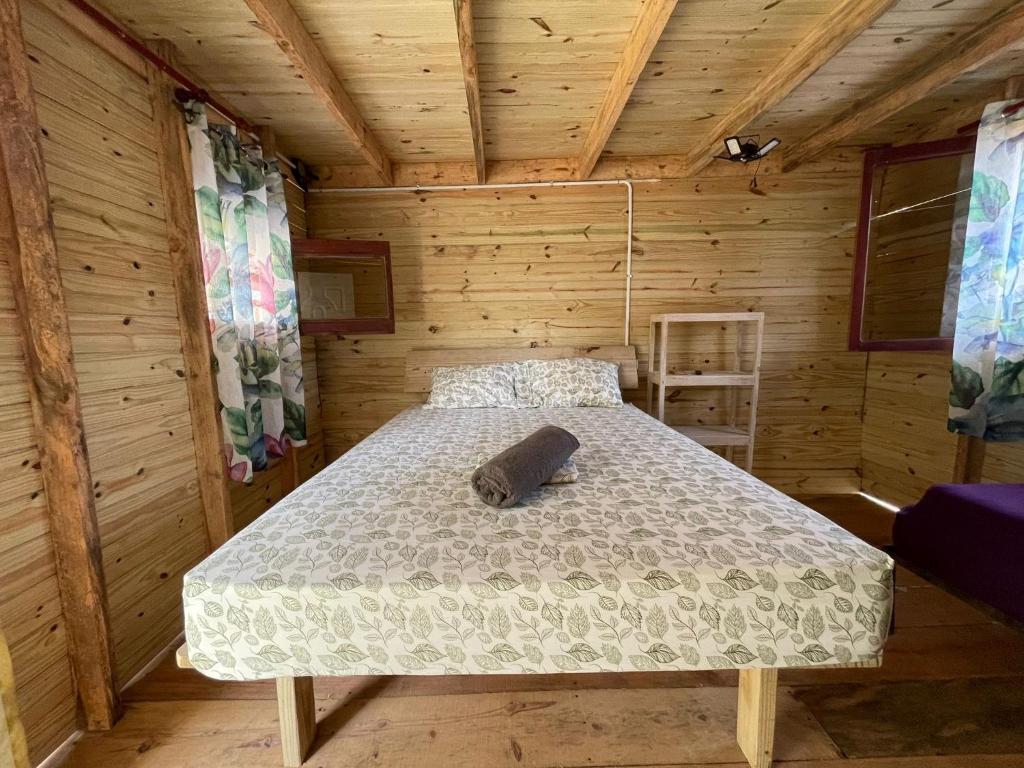 een slaapkamer met een bed in een houten hut bij Beach Terrace Loft in Buen Hombre in Buen Hombre