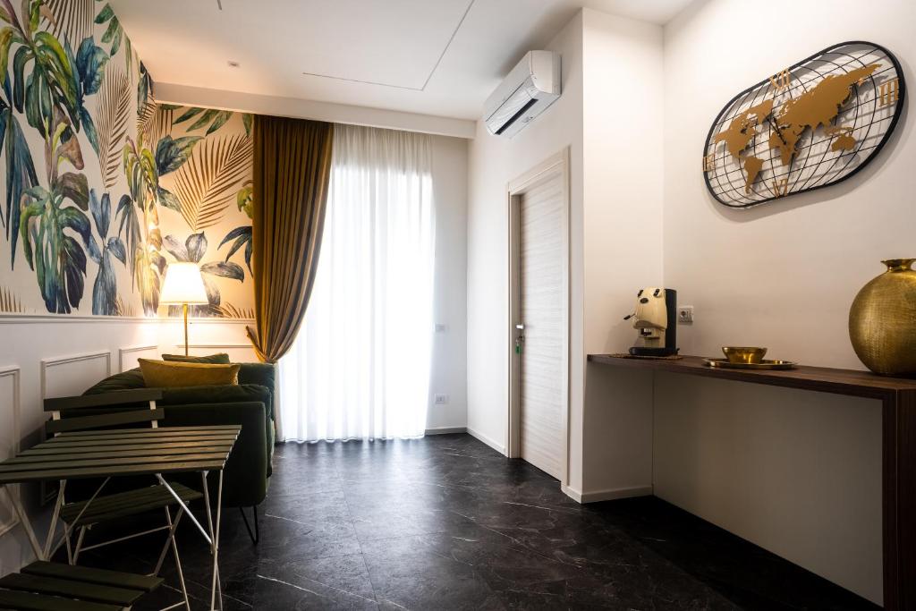 ein Wohnzimmer mit einem Sofa und einem Tisch in der Unterkunft La Grande Bellezza in Neapel