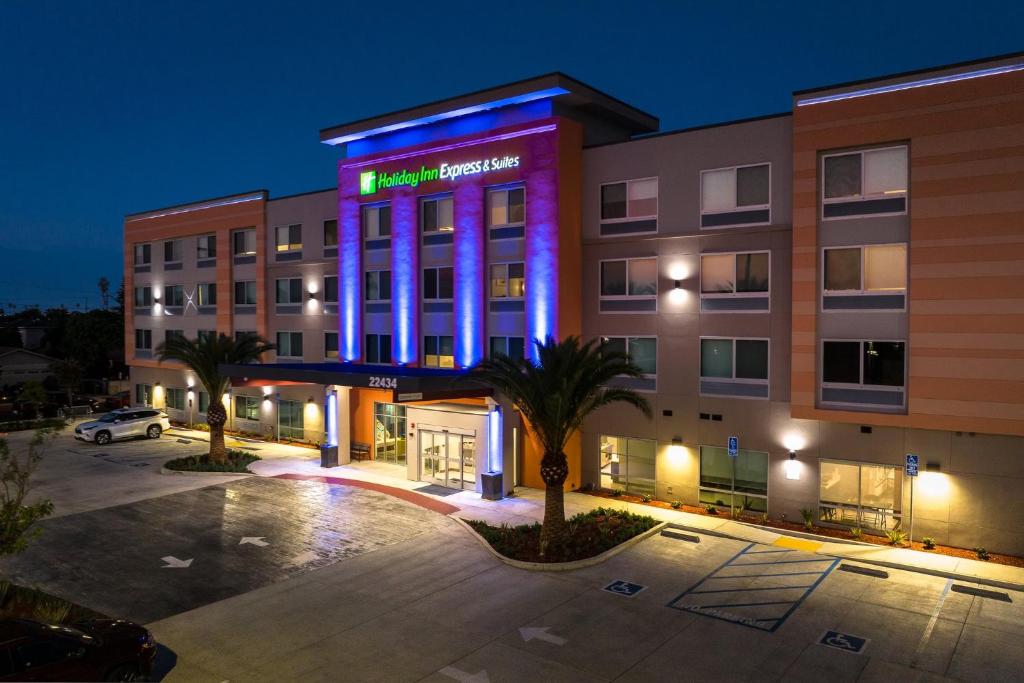 Hawaiian GardensにあるHoliday Inn Express & Suites - Hawaiian Gardens, an IHG Hotelの夜のホテルの描写