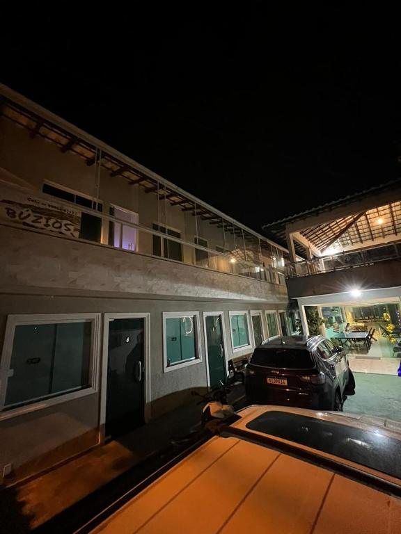 Pousada Portico de Buzios في Armacao dos Buzios: سيارة متوقفة أمام مبنى في الليل