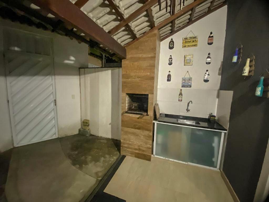 大伊瓜巴的住宿－Casa Paraíso Costeiro，一个带水槽和水槽的大厨房
