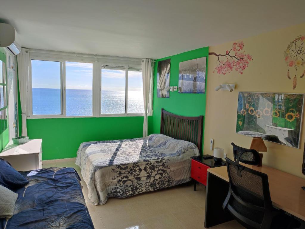 Televízia a/alebo spoločenská miestnosť v ubytovaní Apartamento en Playa Semi-Privada
