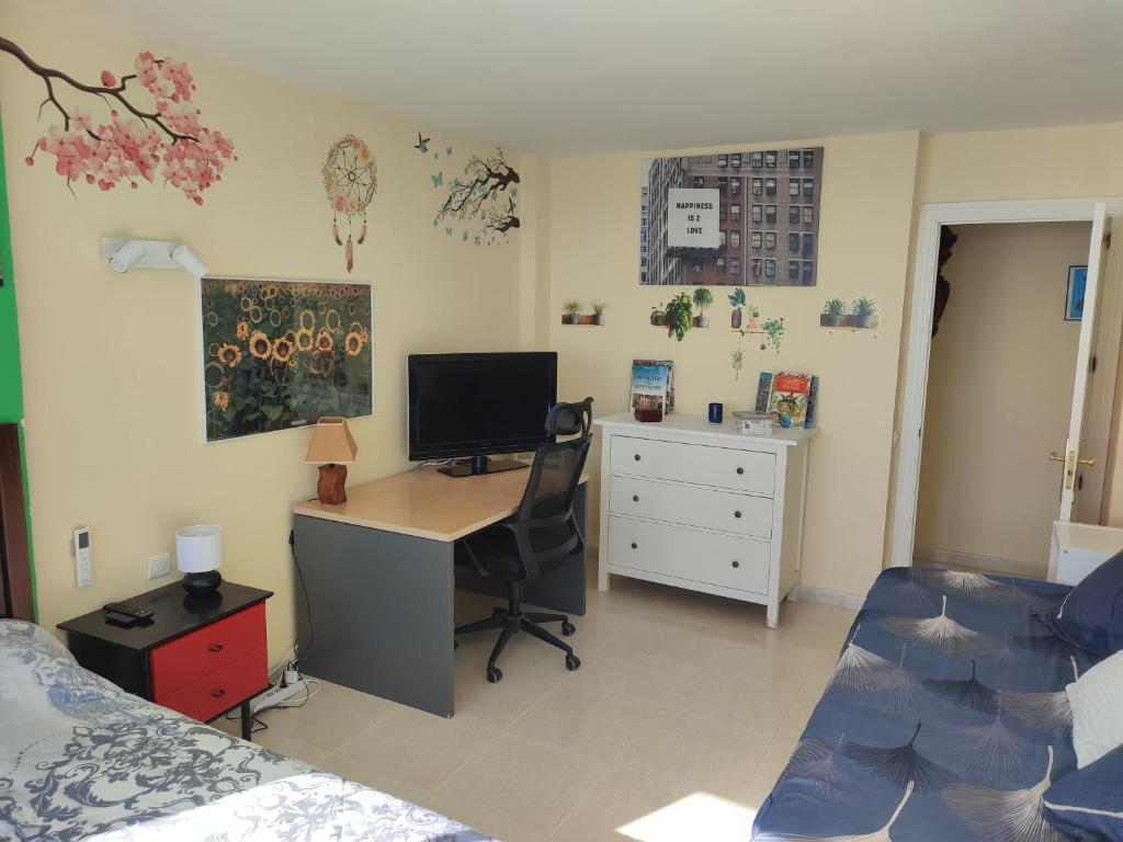 Televízia a/alebo spoločenská miestnosť v ubytovaní Apartamento en Playa Semi-Privada