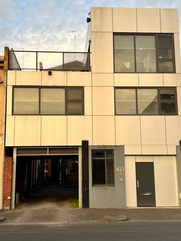 un edificio bianco con garage di Inner City Pad a Ballarat