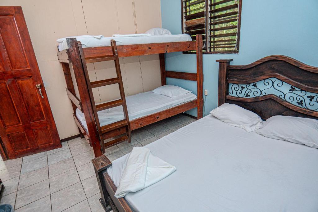 Postel nebo postele na pokoji v ubytování Costa Linda Art Hostel