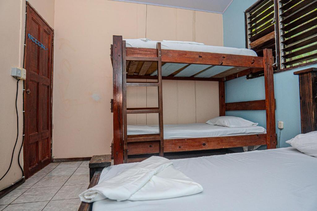 Postel nebo postele na pokoji v ubytování Costa Linda Art Hostel