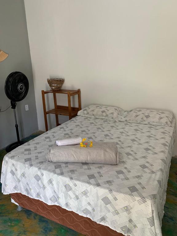 uma cama com uma toalha e brinquedos em cima em AP a 200m da praia, centro BG em Barra Grande