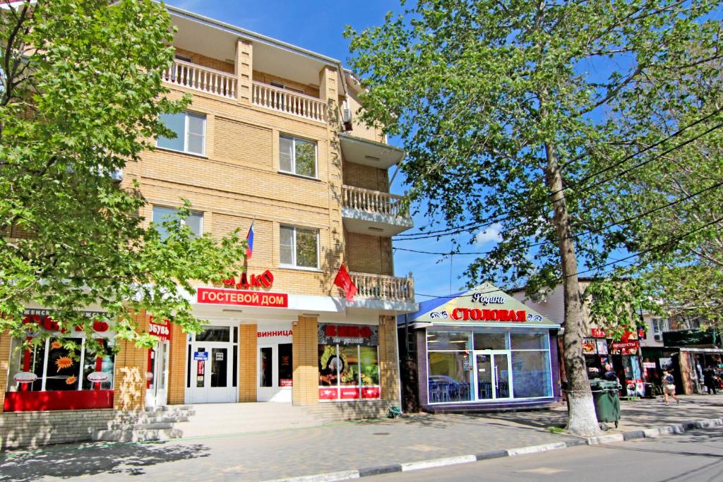 a building on the corner of a street with stores at Sadko na Astrakhanskoy in Anapa