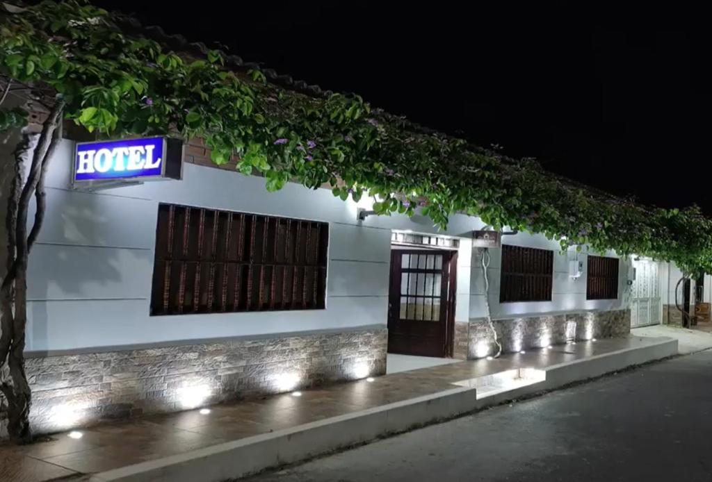 un hotel con un cartel en el lateral de un edificio en Hotel Casablanca de Santodomingo, en Aguachica