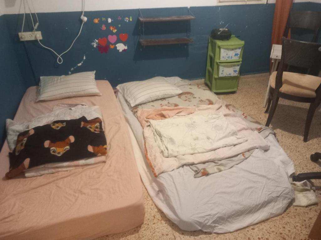 Katil atau katil-katil dalam bilik di Haifa sunny hill appartement