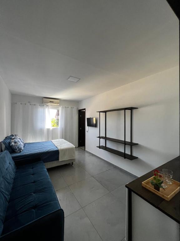 佛羅安那波里的住宿－Pousada tamatoa，客厅配有沙发和1张床