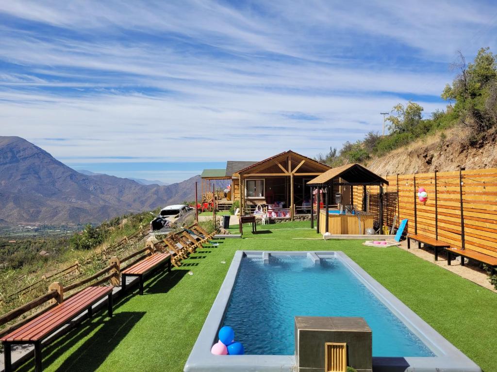 une arrière-cour avec une piscine et une maison dans l'établissement Casa de montaña San Francisco, à Los Andes