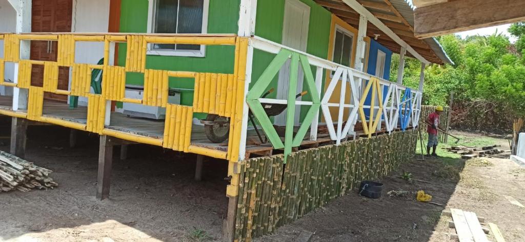 een huis gebouwd met een hek eromheen bij Pousada À Beira do Mangue in Soure