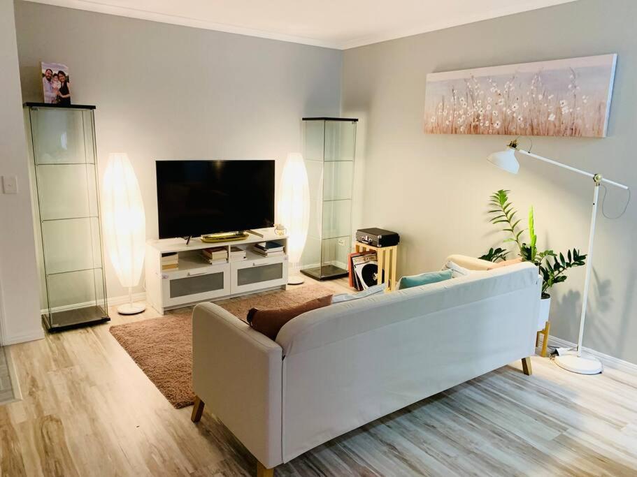 A cosy and peaceful apartment in the heart of Yandina, Yandina (updated