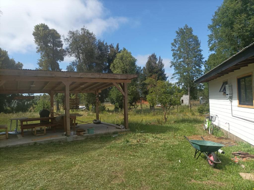 um pavilhão com uma mesa de piquenique num quintal em Cabañas XILETOUR em Freire