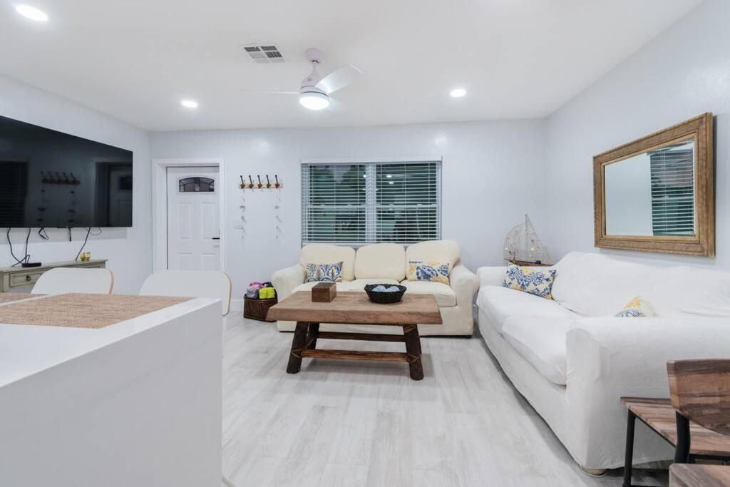 TV a/nebo společenská místnost v ubytování Summer By The Sea