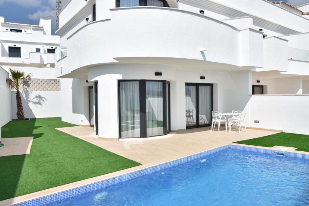 Πισίνα στο ή κοντά στο PANORAMISCH modern vakantiehuis in Finestrat bij Benidorm met 3 slaapkamers, gelegen op de 1ste lijn met privézwembad en omheinde privétuin, zicht op zee, de bergen met 'Kilómetro Vertical del Puig Campana' en op de skyline van Benidorm City en Finestrat
