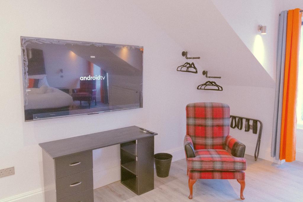 TV a/nebo společenská místnost v ubytování Mayfield Suites