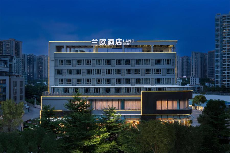 un gran edificio con un cartel encima en LanOu Hotel Zhanjiang Lvmin Road Wanhao en Zhanjiang