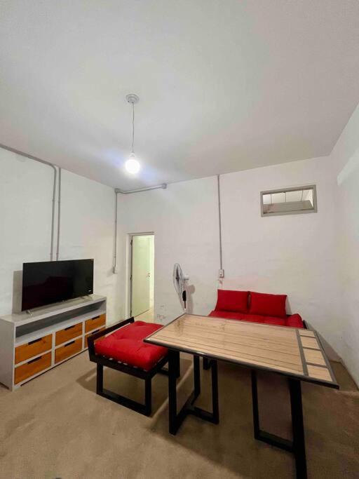 a living room with a table and a red couch at Departamento en San Francisco Isabel in San Francisco