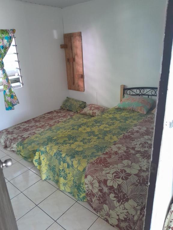 Postel nebo postele na pokoji v ubytování Ravehei smile papeete punaauia