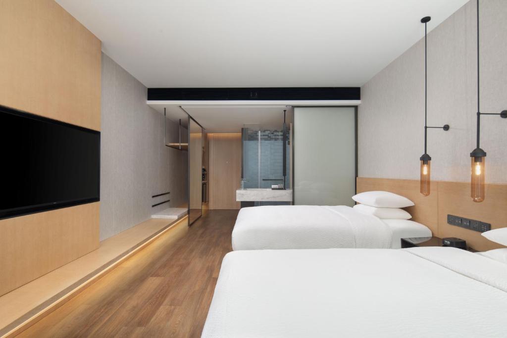 Postel nebo postele na pokoji v ubytování Fairfield by Marriott Shanghai Lingang Special Area