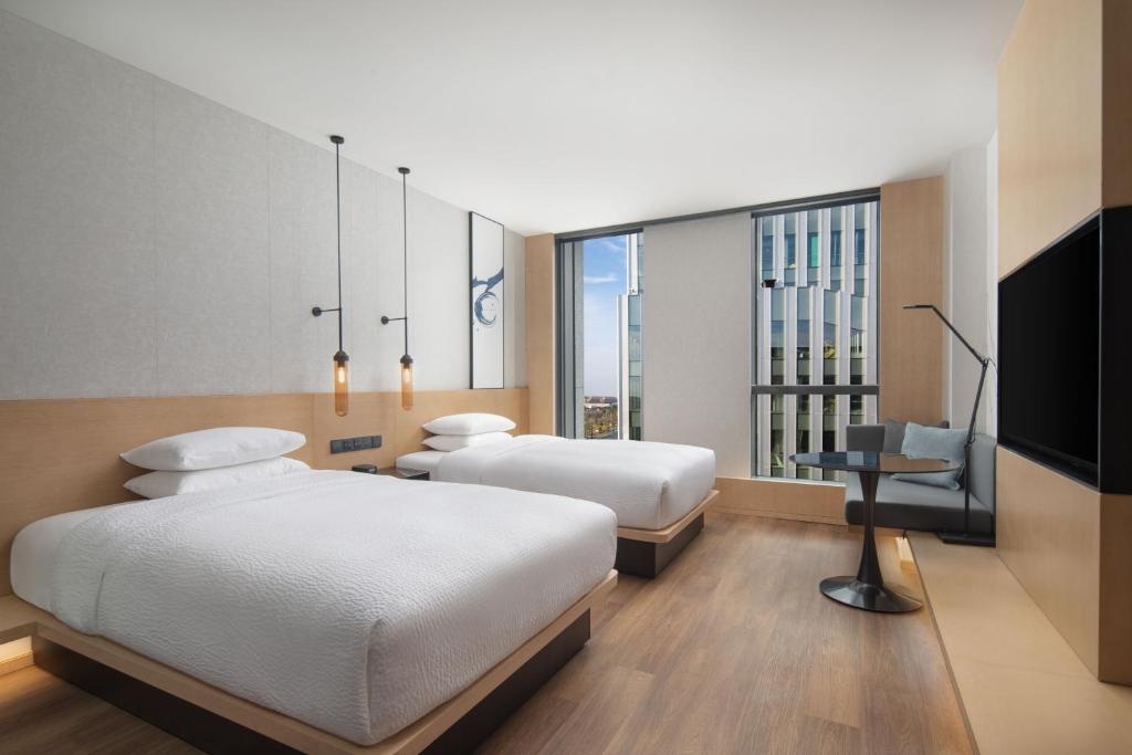 Postel nebo postele na pokoji v ubytování Fairfield by Marriott Shanghai Lingang Special Area