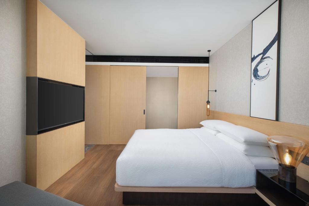 Postel nebo postele na pokoji v ubytování Fairfield by Marriott Shanghai Lingang Special Area