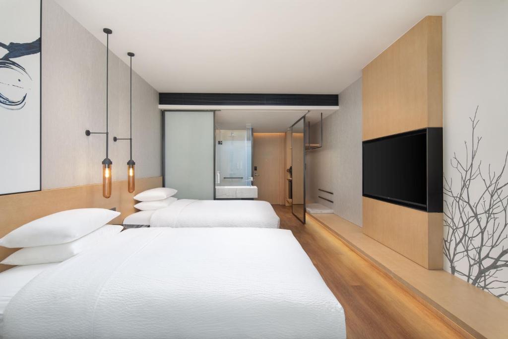 Postel nebo postele na pokoji v ubytování Fairfield by Marriott Shanghai Lingang Special Area
