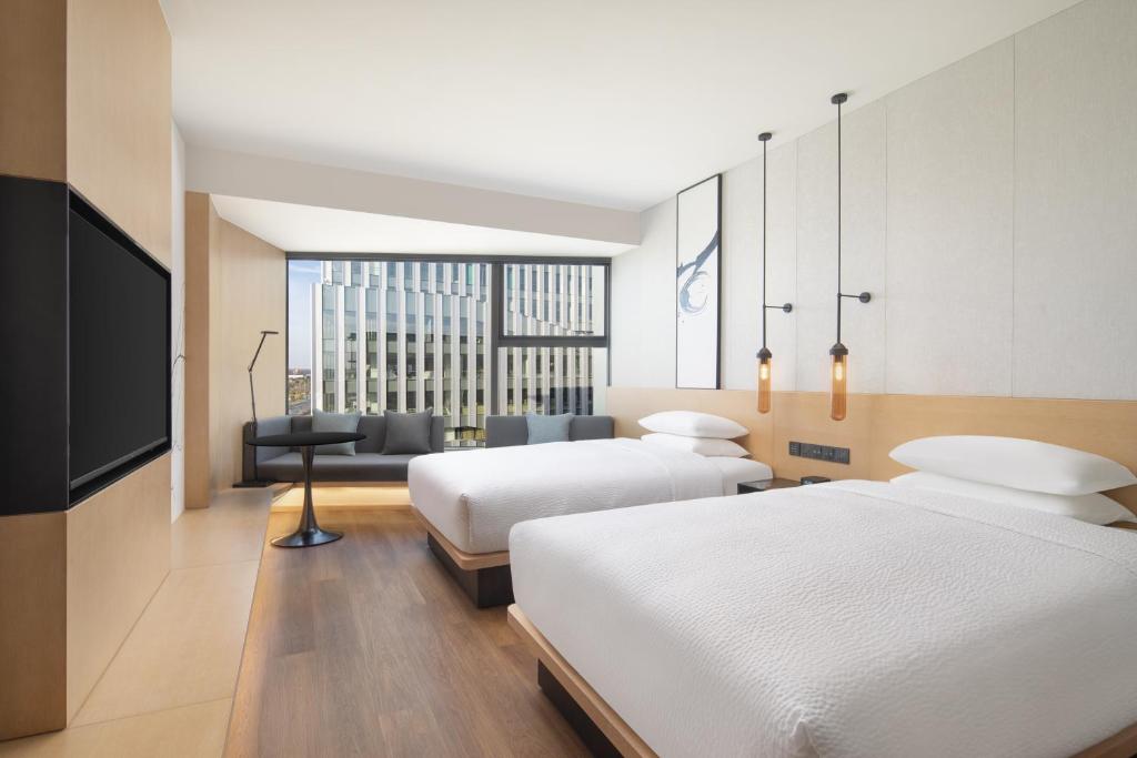Postel nebo postele na pokoji v ubytování Fairfield by Marriott Shanghai Lingang Special Area