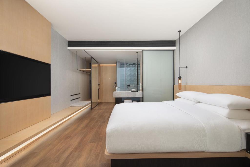 Postel nebo postele na pokoji v ubytování Fairfield by Marriott Shanghai Lingang Special Area