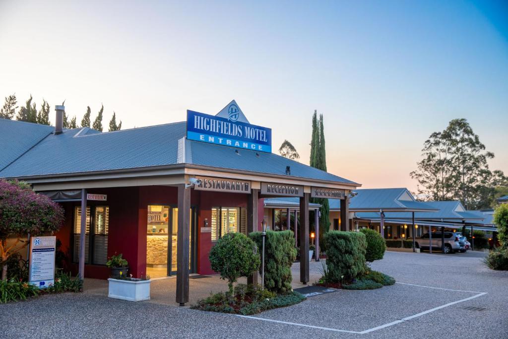 un edificio con un cartel encima en Highfields Motel Toowoomba en Highfields