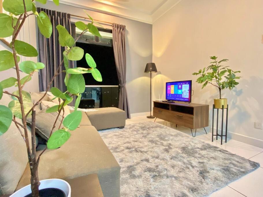 - un salon avec un canapé et une télévision dans l'établissement HCK28 Platino High View｜3min walk Paradigm｜Sutera, à Johor Bahru