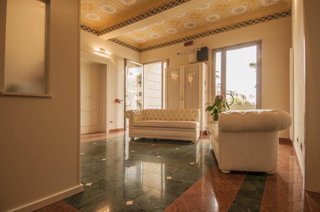 A seating area at Hotel Villa Maranello