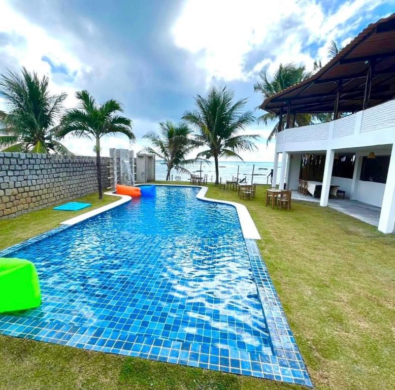 einen Pool im Hinterhof einer Villa in der Unterkunft Casa Garça - 4 Suítes - Super Piscina - Pé na Areia - em Maceió in Maceió