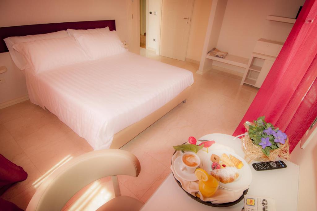 A bed or beds in a room at Hotel Villa Maranello